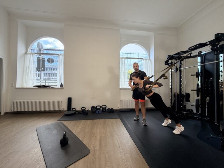 "Krafttraining Frauen ab 40 mit Personal Trainer am TRX"
